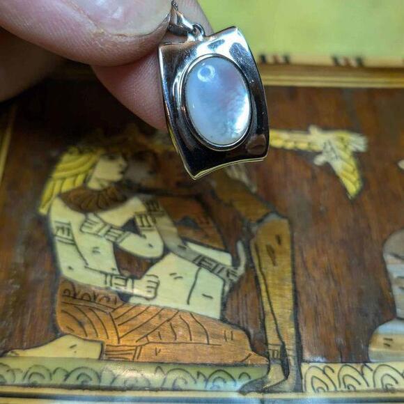Lot of 925 Silver & Mother of Pearl Pendant Necklace 18" & pearl ring size 5.25 - Picture 3 of 9